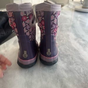 Toddler size 7 Bogs